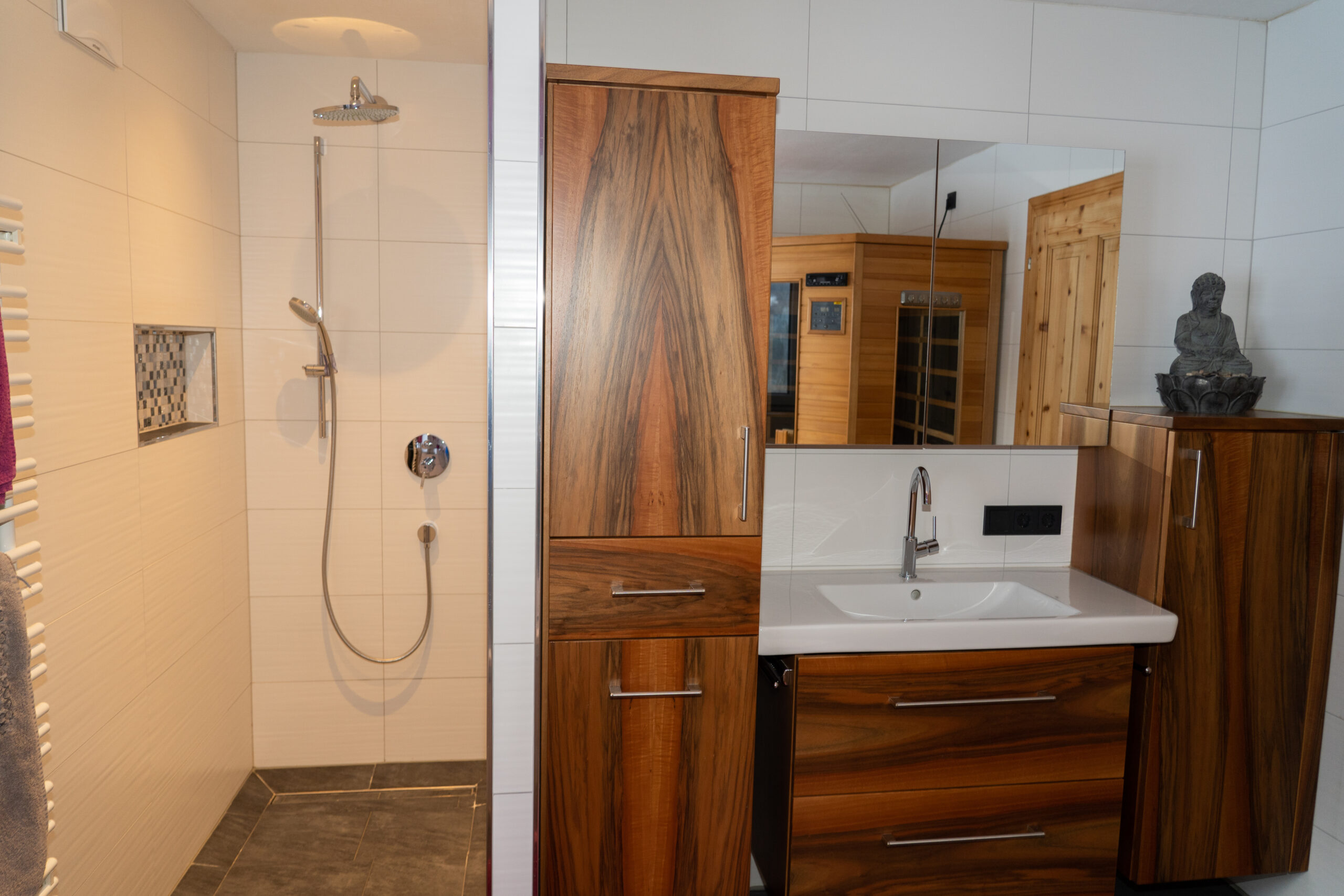 Badezimmer mit Dusche und Waschbecken